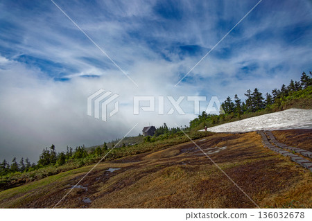 初夏時節，會津駒嶽山脊上的沼澤與駒野小屋 136032678
