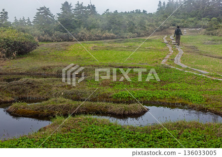 Ponds and climbers on the ridge of Aizu-Komagatake Ponds and climbers on the ridge of Aizu-Komagatake 136033005