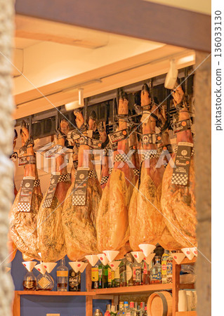 聖塞巴斯蒂安，海景城市，港口小鎮，仲夏，西班牙 136033130