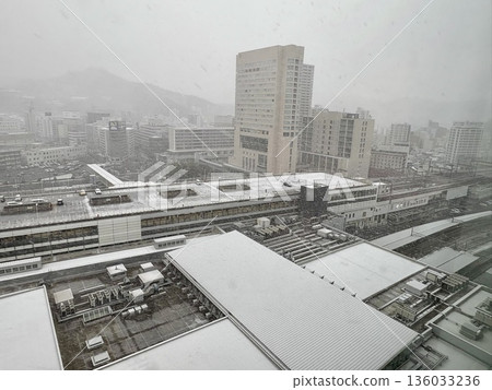 黎明時分，JR廣島站飄雪_雪中的廣島站_冬季_雪景 136033236