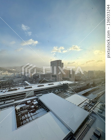 黎明時分,JR廣島站飄雪_雪中的廣島站_冬季_雪景 黎明時分,JR廣島站飄雪_雪中的廣島站_冬季_雪景 136033244