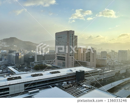 黎明時分，JR廣島站飄雪_雪中的廣島站_冬季_雪景 136033246