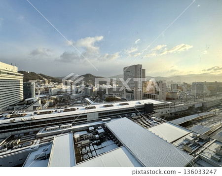 黎明時分，JR廣島站飄雪_雪中的廣島站_冬季_雪景 136033247