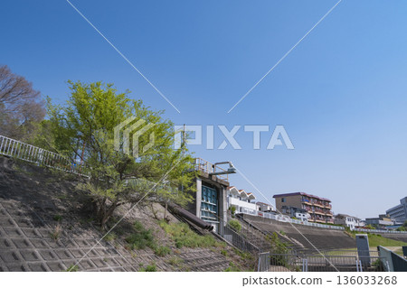 藍天白雲,河岸邊綠樹成蔭。 藍天白雲,河岸邊綠樹成蔭。 136033268