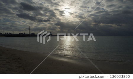 陰天的傍晚，宜野灣熱帶海灘平靜的海面 136033890