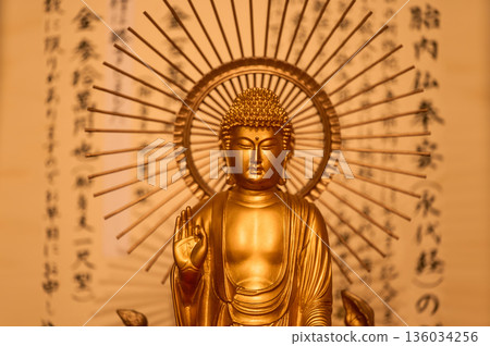 帶光環的金色佛像 帶光環的金色佛像 136034256