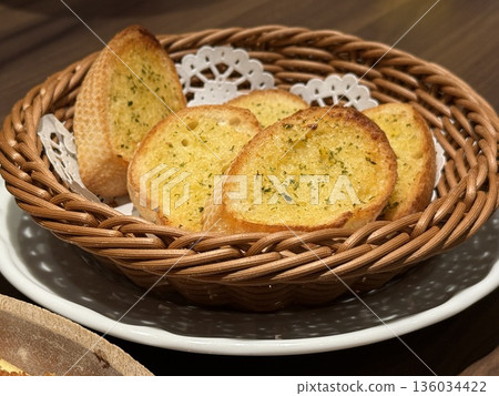Garlic toast is delicious 136034422