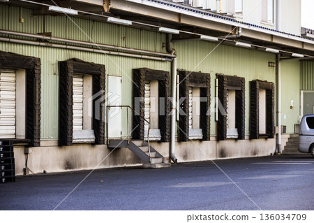 高層倉庫貨車停車位 高層倉庫貨車停車位 136034709