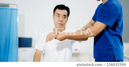 Doctor consulting with patient Back problems Physical therapy concept Doctor consulting with patient Back problems Physical therapy concept 136035584
