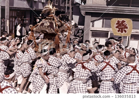 1957年的舊照片:鹿島神社年度祭典上的神轎遊行 1957年的舊照片:鹿島神社年度祭典上的神轎遊行 136035813