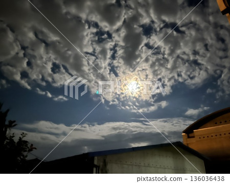 夜空、雲和月亮 夜空、雲和月亮 136036438