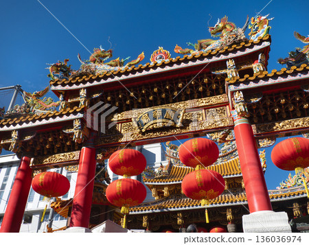 神奈川縣橫濱市關亭寺華麗的大門和紅色燈籠 神奈川縣橫濱市關亭寺華麗的大門和紅色燈籠 136036974