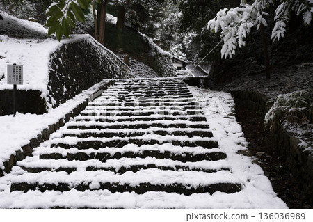 Snow scene at Kanshinji Temple: Snow piled up on the stone steps Snow scene at Kanshinji Temple: Snow piled up on the stone steps 136036989
