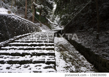 Snow scene at Kanshinji Temple: Snow piled up on the stone steps Snow scene at Kanshinji Temple: Snow piled up on the stone steps 136036990