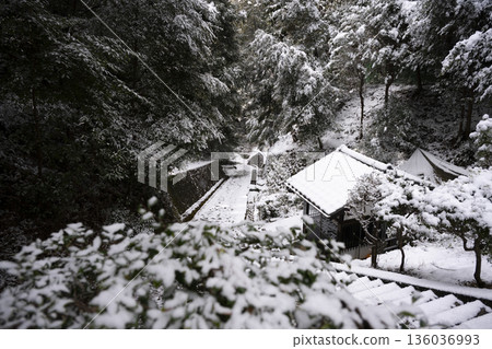 Snow scene at Kanshinji Temple: Snow piled up on the stone steps Snow scene at Kanshinji Temple: Snow piled up on the stone steps 136036993
