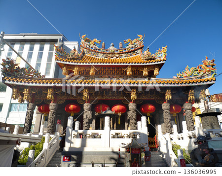 Yokohama Guandi Temple, full view of the main hall and stone pillar carvings, Kanagawa Prefecture Yokohama Guandi Temple, full view of the main hall and stone pillar carvings, Kanagawa Prefecture 136036995