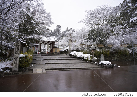 Snow scene at Kanshinji Temple Snow scene at Kanshinji Temple 136037183