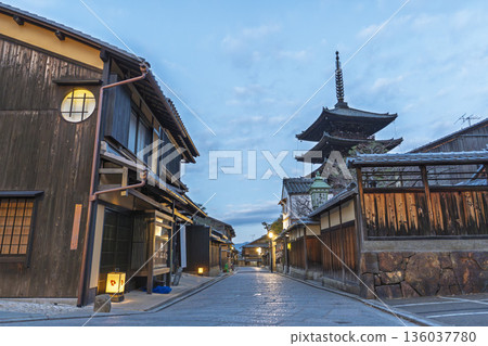 京都府京都市，冬日的法觀寺（八坂塔）與清晨的城市景觀 136037780
