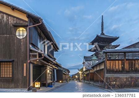 Hokanji Temple (Yasaka Pagoda) in winter and the cityscape in the early morning, Kyoto City, Kyoto Prefecture 136037781