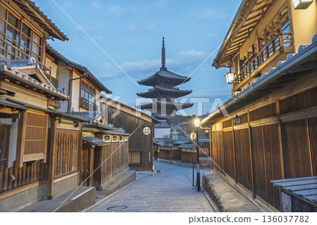 Hokanji Temple (Yasaka Pagoda) in winter and the cityscape in the early morning, Kyoto City, Kyoto Prefecture 136037782