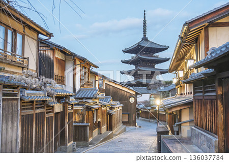 京都府京都市，冬日的法觀寺（八坂塔）與清晨的城市景觀 136037784