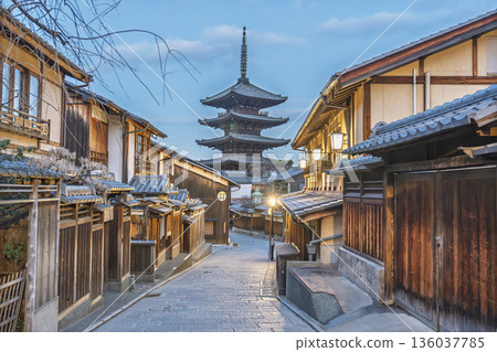 Hokanji Temple (Yasaka Pagoda) in winter and the cityscape in the early morning, Kyoto City, Kyoto Prefecture 136037785