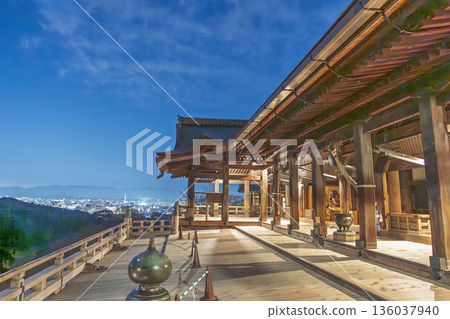 京都府京都市,音羽山冬景,清水寺正殿及京都市夜景 京都府京都市,音羽山冬景,清水寺正殿及京都市夜景 136037940