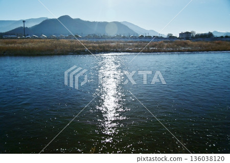 清晨的陽光照耀著千曲川上的太陽路 136038120