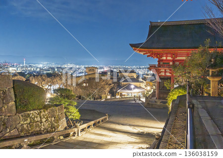 京都府京都市音羽山冬季景色、清水寺、仁王門及京都夜景 京都府京都市音羽山冬季景色、清水寺、仁王門及京都夜景 136038159