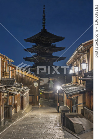 冬日的法觀寺（八坂塔）。清晨的城市景觀。京都府京都市。 136038163