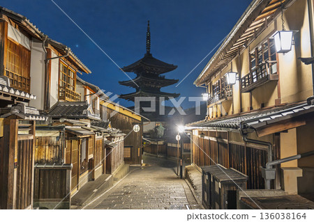 Hokanji Temple (Yasaka Pagoda) in winter. Early morning cityscape. Kyoto City, Kyoto Prefecture. Hokanji Temple (Yasaka Pagoda) in winter. Early morning cityscape. Kyoto City, Kyoto Prefecture. 136038164