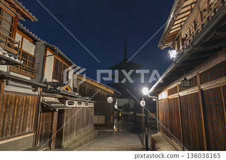 冬日的法觀寺(八坂塔)。清晨的城市景觀。京都府京都市。 冬日的法觀寺(八坂塔)。清晨的城市景觀。京都府京都市。 136038165