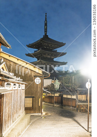 冬日的法觀寺(八坂塔)。清晨的城市景觀。京都府京都市。 冬日的法觀寺(八坂塔)。清晨的城市景觀。京都府京都市。 136038166