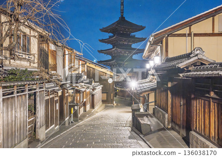 京都府京都市，冬日的法觀寺（八坂塔）與清晨的城市景觀 136038170