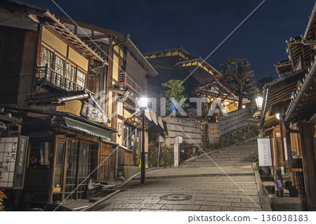 Winter Ninenzaka (Ninenzaka) - Townscape before dawn, Higashiyama Ward, Kyoto City Winter Ninenzaka (Ninenzaka) - Townscape before dawn, Higashiyama Ward, Kyoto City 136038183