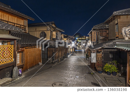 Winter Ninenzaka (Ninenzaka) - Townscape before dawn, Higashiyama Ward, Kyoto City 136038198