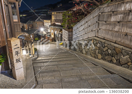 冬日九坂(九坂)-京都府東山區黎明前的街景 冬日九坂(九坂)-京都府東山區黎明前的街景 136038200