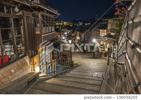Winter Ninenzaka (Ninenzaka) - Townscape before dawn, Higashiyama Ward, Kyoto City 136038205