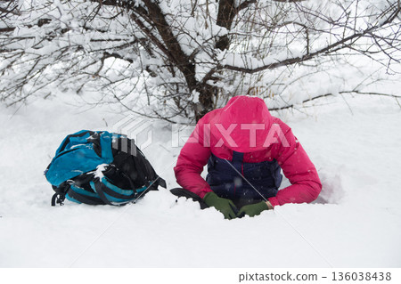 迷失在雪山之中 136038438