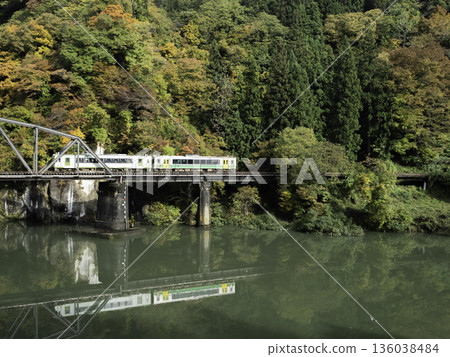 一列火車正駛過多田美川。 136038484