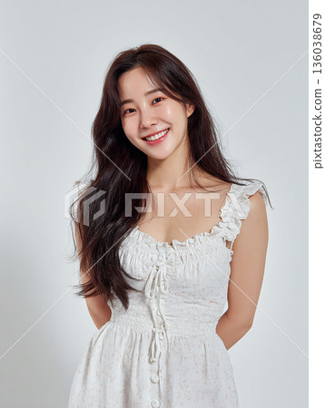 以珠寶和美麗笑容為主題的美妝和生活方式圖片 136038679