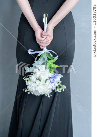 婦女的手與花束 婦女的手與花束 136038798