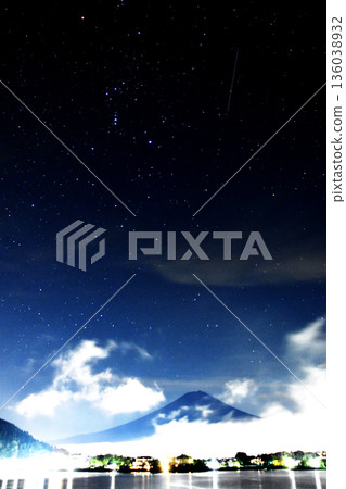 黎明前,富士山上空,獵戶座星座微微閃爍,附近還能看到人造衛星的軌跡。 黎明前,富士山上空,獵戶座星座微微閃爍,附近還能看到人造衛星的軌跡。 136038932