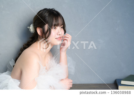身穿婚紗的女子,背景為灰色 身穿婚紗的女子,背景為灰色 136038988