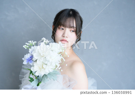 身穿婚紗的女子,背景為灰色 身穿婚紗的女子,背景為灰色 136038991