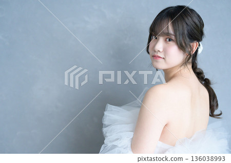 身穿婚紗的女子，背景為灰色 136038993