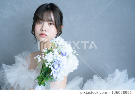 身穿婚紗的女子,背景為灰色 身穿婚紗的女子,背景為灰色 136038995