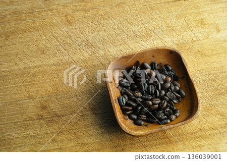 烘焙後的咖啡豆 136039001