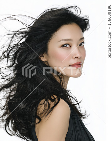 亞洲女性柔順秀發，迎著風，拍攝洗髮精廣告 136039196