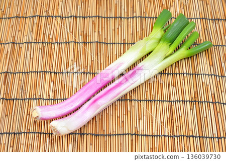 Purple and red leeks (produced in Fukaya, Saitama) Purple and red leeks (produced in Fukaya, Saitama) 136039730